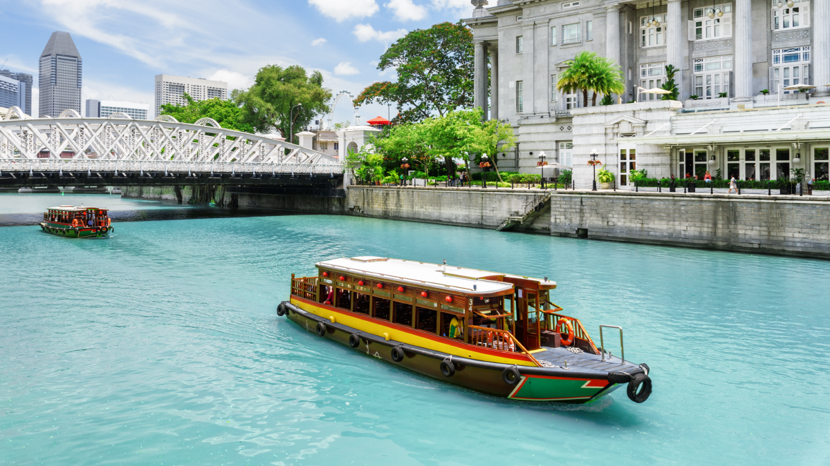 Hopping on the iconic bumboats along the scenic river takes you on a ride to historical and modern buildings of the city.