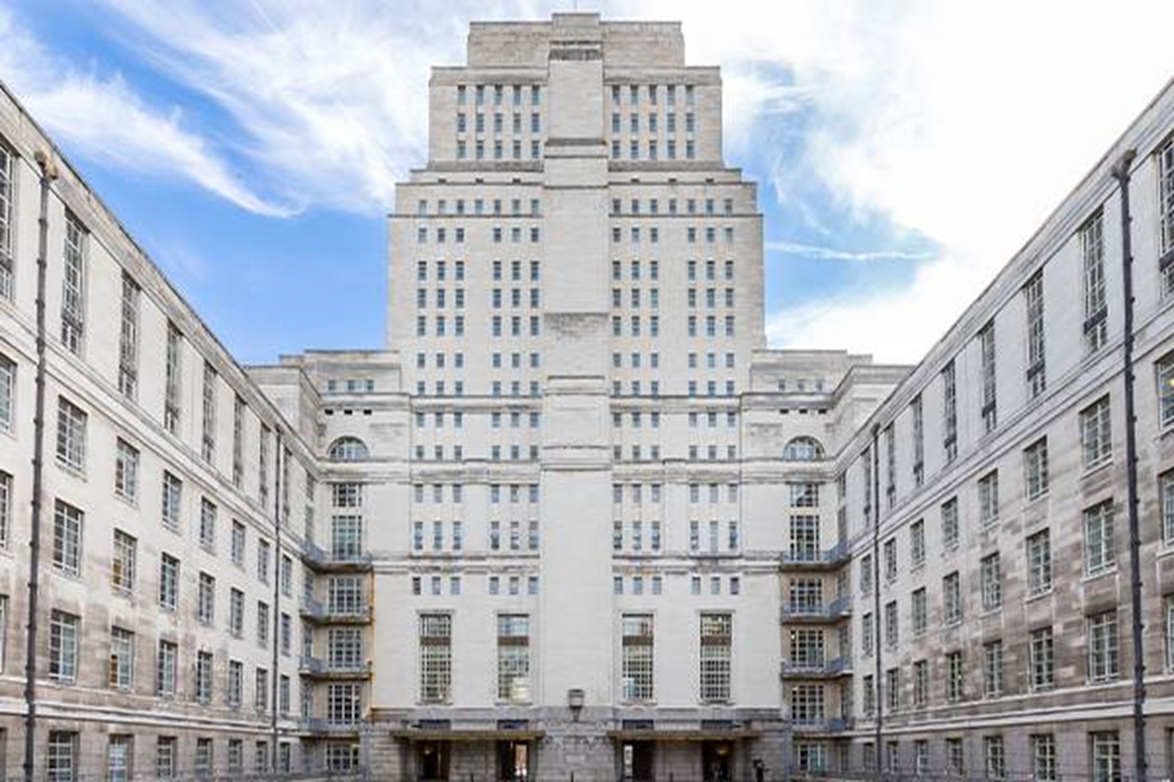 The SIM–University of London Bachelor of Science (Honours) in Data Science and Business Analytics is a great option for students who want a strong foundation in both tech and business.